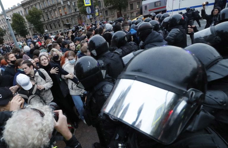  Руски служители на реда се готвят да задържат участници в забранен митинг против частичната готовност заради спора в Украйна, в центъра на Санкт Петербург, Русия, 21 септември 2022 година 