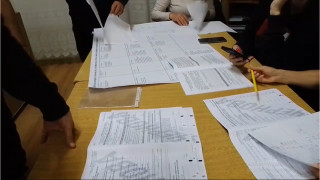 Член на секционна комисия попълва празни бюлетини в благоевградското село