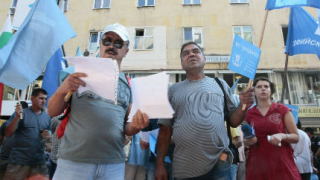 „Подкрепа” развя протестни знамена срещу „дивотиите” на шефа на ВМЗ Сопот