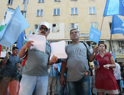 „Подкрепа” развя протестни знамена срещу „дивотиите” на шефа на ВМЗ Сопот