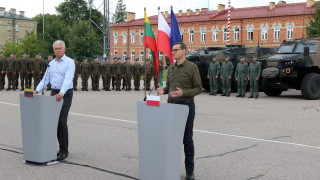 Полша прехвърля военни хеликоптери на границата с Беларус