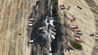 Продължава операцията по изтеглянето на дерайлиралите товарни вагони край симеоновградското