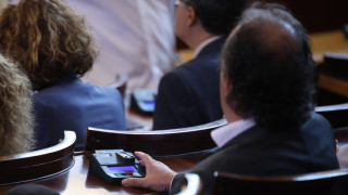 След два часа и половина разгорещени дебати депутатите приеха на