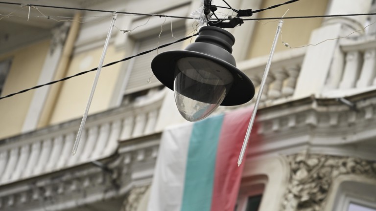 Близо 10 000 улични лампи вече са подменени, спестено е и от сметката за ток