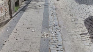Част от мраморна облицовка на поликлиниката в Казанлък падна върху