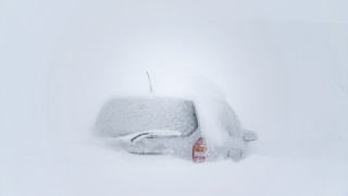 Сняг се изсипа от покрив на хотел и премаза коли в Пампорово