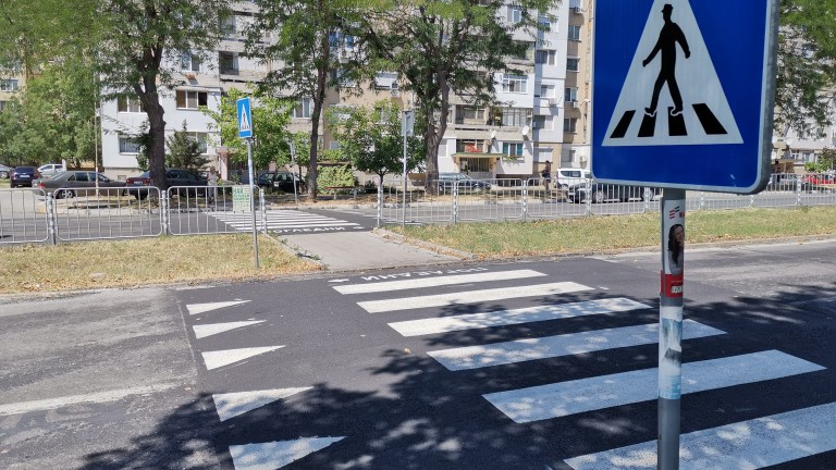 Кола блъсна майка с детска количка на пешеходна пътека в Казанлък
