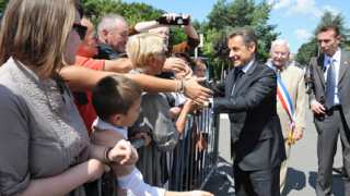 Хулиган нападна Саркози на улицата 