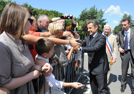 Хулиган нападна Саркози на улицата 