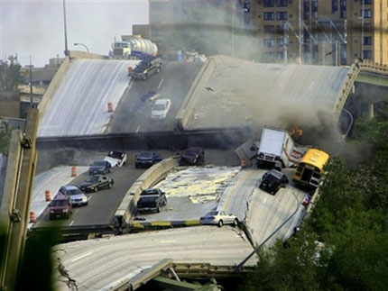 30 души изчезнали след срутването на моста в Минеаполис