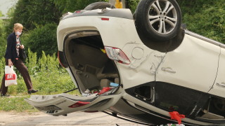 Два автомобила са се сблъскали на Подбалканския път София Бургас в