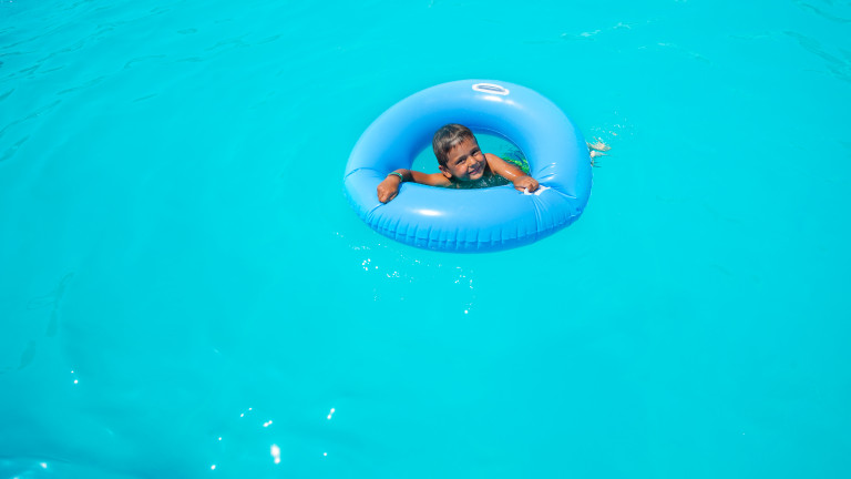 Проверяват пособия за плуване за деца, за да е безопасно лятото