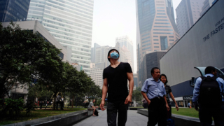 Сингапур в капана на опасен за живота смог