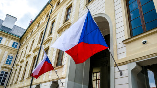 Чехия е дарила оборудване от армейските си складове включително самолети