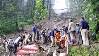 Спасителите извадиха още тела във вторник след като през уикенда