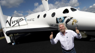 Милиардерът Ричард Брансън продава дял от Virgin Galactic, за да финансира авиокомпанията си