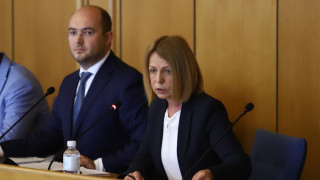 Всички участъци на лентите за движение пред Народното събрание ще