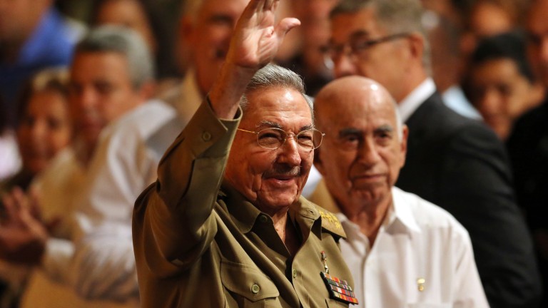 Подготвяната смяна във властта в Куба се отлага с два