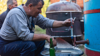 "Ще Ви дам един К-Р": НАП си навлече народния гняв заради акциз върху домашната ракия
