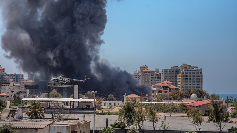 Израел бомбардира дома на лидер на "Хамас" в Газа