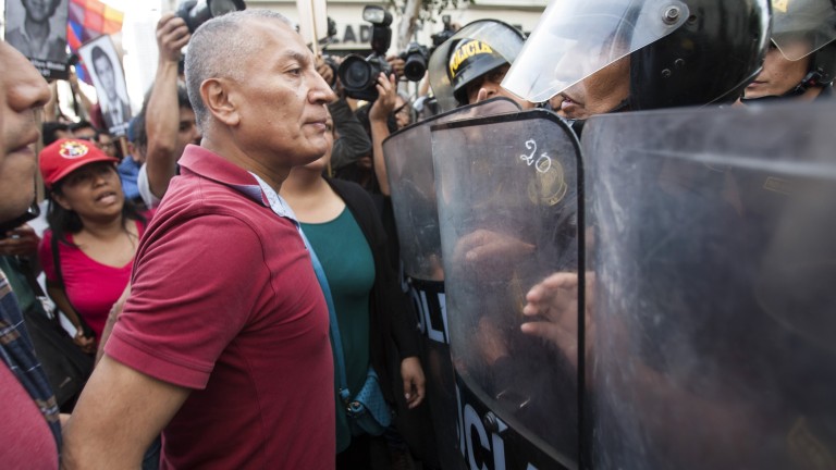 Полицията в Перу използва сълзотворен газ и се сблъска с