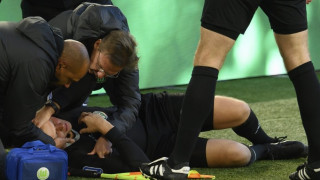 Помощник съдията който случайно беше ударен в лицето от топката по