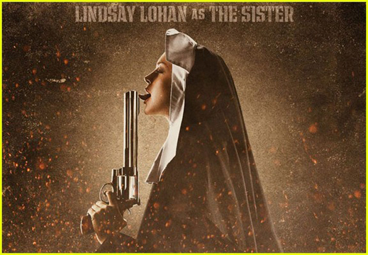 Линдзи Лоън като монахиня с пищов