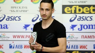 Емил Стоев получи наградата си за "Футболист на кръга"
