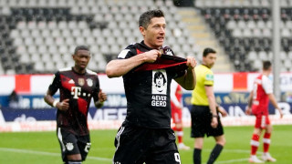 Нападателят на Байерн Роберт Левандовски изравни 49 годишния рекорд на Герд