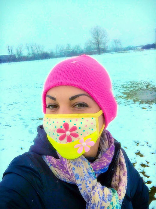 Биляна Йотовска се пази от снега с маска