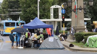 И след бурята три кръстовища в София са блокирани от палатки