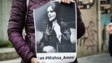  Момиче е в кома след случай поради нарушение на закона за хиджаба в Иран? 