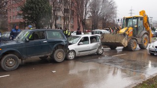 Багер предизвика верижна катастрофа на варненски булевард