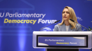 Защитата на демокрацията днес трябва да бъде базирана не само