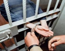Задържаха бивш затворник за изнасилване 