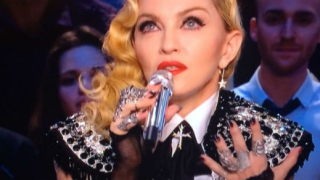 Мадона бори стреса по нестандартен начин
