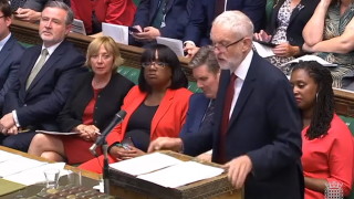 Лидерът на опозиционната Лейбъристка партия Джереми Корбин обвини британския премиер