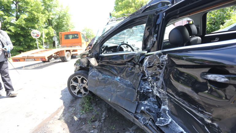 Петима абитуриенти пострадаха в катастрофа в София