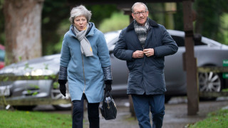 Британският премиер Тереза Мей е изправена пред все по голям натиск