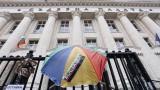 Счупени чадъри, украсени с цаца приветстваха връщането на Цацаров на стълбите на Съдебната палата
