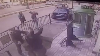 Трима египетски полицаи спасиха живота на 5 годишно дете паднало от