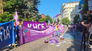 Служители на столичния градски транспорт се събраха днес пред сградата