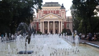 През последните четири месеца Народният театър Иван Вазов бе подложен