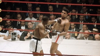 Мохамед Али спечелил първата си титла в уреден мач