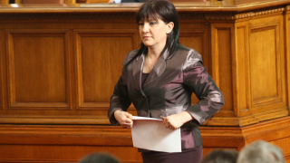 Председателят на НС цвета Караянчева коментира коремното упражнение на президента