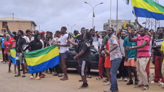 Група висши военни в Габон заявиха че са завзели властта