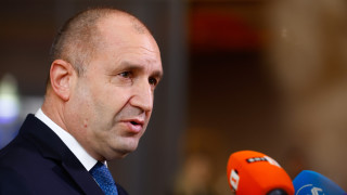 Държавният глава Румен Радев пристигна на място в Перник за