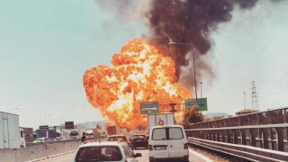 Експлозия на летището в Болония Италия Големи кълбета дим се