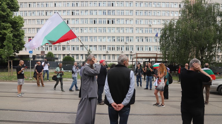 Граждани излязоха на протест пред ДАНС заради незаконното подслушване в