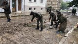  Втори ден военнослужещи оказват помощ за възобновяване на Берковица след наводненията 
